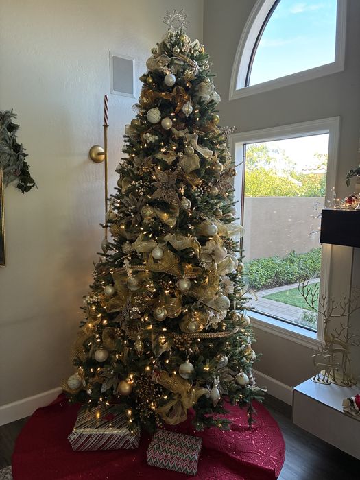 Christmas tree in gold and champagne